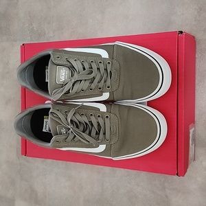 VANS WARD DELUXE SHOES. SZ 10